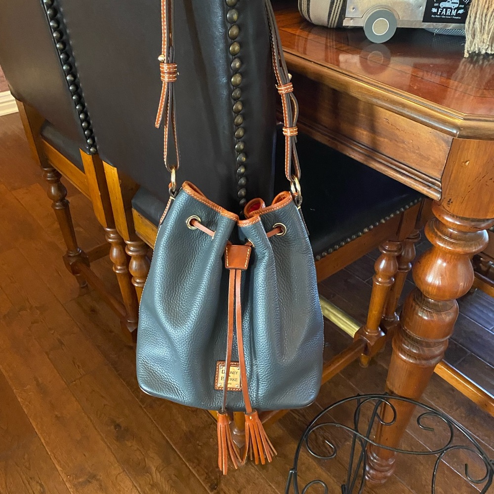 Dooney & Bourke Leather Bucket bag in Elephant gray